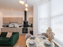 The Salisbury Sleeps 4 Classic Apartment