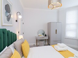 The Salisbury Sleeps 4 Classic Apartment