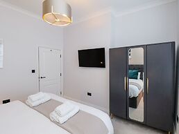 The Salisbury Sleeps 4 Classic Apartment
