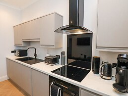 The Salisbury Sleeps 4 Classic Apartment