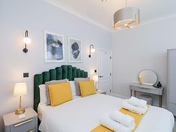 The Salisbury Sleeps 4 Classic Apartment