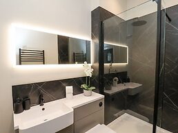 The Salisbury Sleeps 4 Classic Apartment