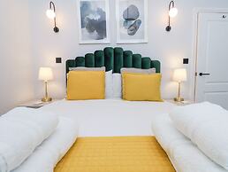 The Salisbury Sleeps 4 Classic Apartment