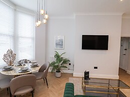 The Salisbury Sleeps 4 Classic Apartment
