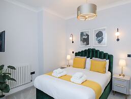 The Salisbury Sleeps 4 Classic Apartment