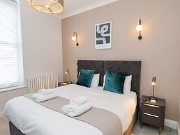 The Salisbury Sleeps 4 Classic Apartment