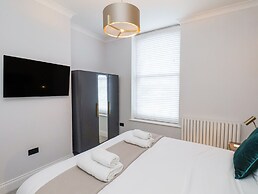 The Salisbury Sleeps 4 Classic Apartment