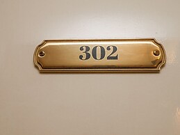 The Salisbury Sleeps 4 Classic Apartment