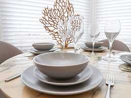 The Salisbury Sleeps 4 Classic Apartment