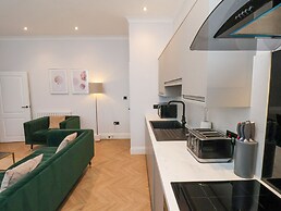 The Salisbury Sleeps 4 Classic Apartment