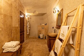 Arkelas Cave House