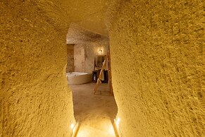 Arkelas Cave House