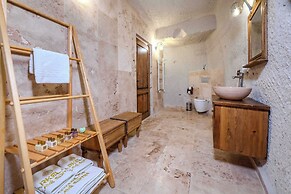 Arkelas Cave House