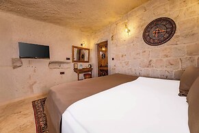 Arkelas Cave House