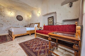 Arkelas Cave House