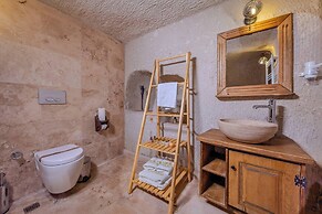 Arkelas Cave House