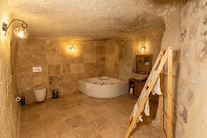 Arkelas Cave House