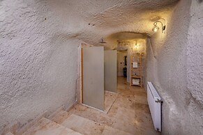 Arkelas Cave House