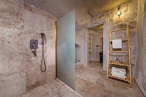 Arkelas Cave House