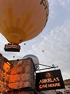 Arkelas Cave House