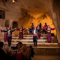 Arkelas Cave House