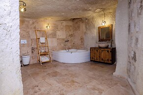 Arkelas Cave House