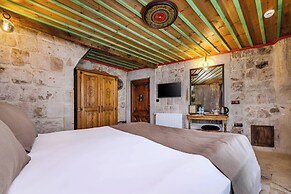 Arkelas Cave House