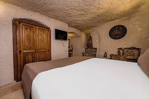 Arkelas Cave House