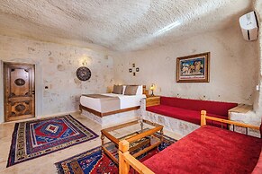 Arkelas Cave House