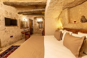 Arkelas Cave House