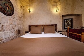Arkelas Cave House