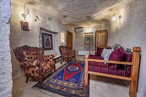 Arkelas Cave House
