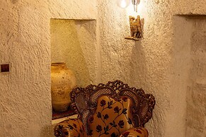 Arkelas Cave House