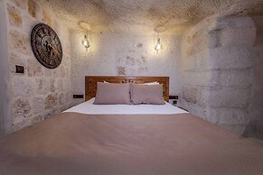 Arkelas Cave House