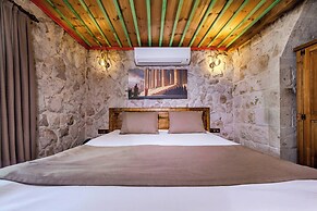 Arkelas Cave House