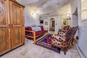 Arkelas Cave House