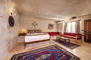 Arkelas Cave House