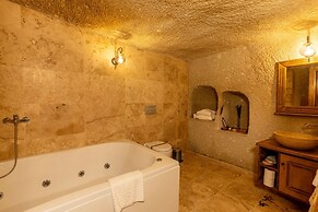 Arkelas Cave House