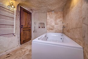 Arkelas Cave House
