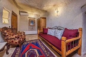 Arkelas Cave House