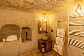 Arkelas Cave House