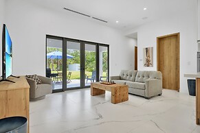 1902 Della Dr