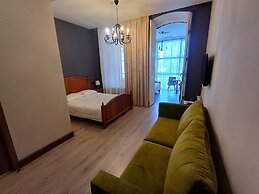 Old Avenue Hotel