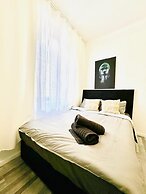 Affordable 4BR Apt Walk to FAC Platz