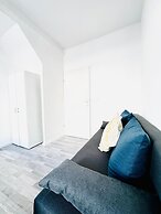 Affordable 4BR Apt Walk to FAC Platz