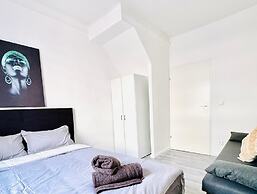 Affordable 4BR Apt Walk to FAC Platz