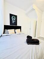 Affordable 4BR Apt Walk to FAC Platz