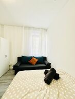 Affordable 4BR Apt Walk to FAC Platz