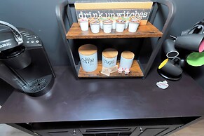 Spacious 3BR DTWN Condo with Pool