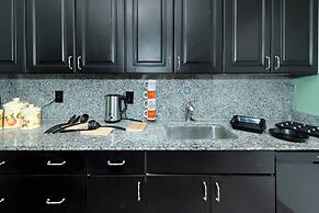 Spacious 3BR DTWN Condo with Pool